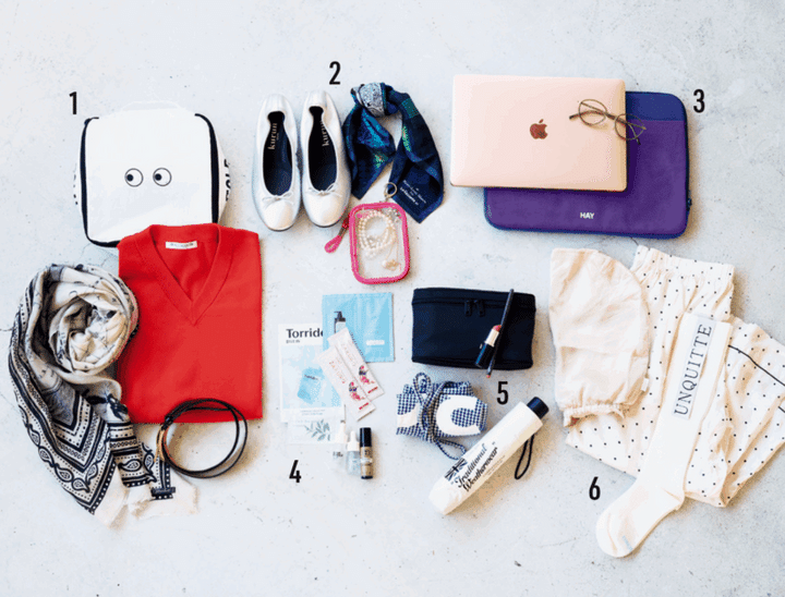 1. 着替えは半袖と長袖を各1枚。寒暖差に応じてアレンジできる大判なスカーフがあると便利。 2. レストランで食事する際は、バレエシューズ、パールアクセ、スカーフで華やかにドレスアップ。 3. 旅先にもパソコン機器は必携。デジタルオフはせず、きれいな景色を眺めながら作業を楽しむ。 4. スキンケアは、使い切りタイプでコンパクトに。ざくろや青汁のサプリで健康管理も忘れずに。 5. 化粧ポーチは、普段使っているものをそのまま携帯。晴雨兼用の傘、エコバッグは外出時に必携。 6. 寝ぐせ防止のナイトキャップとパジャマはシルクで心地よく。着圧ソックスでむくみケアも。