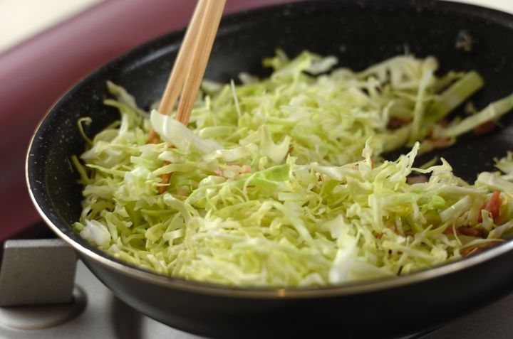 炒めキャベツのオープンサンドの作り方1