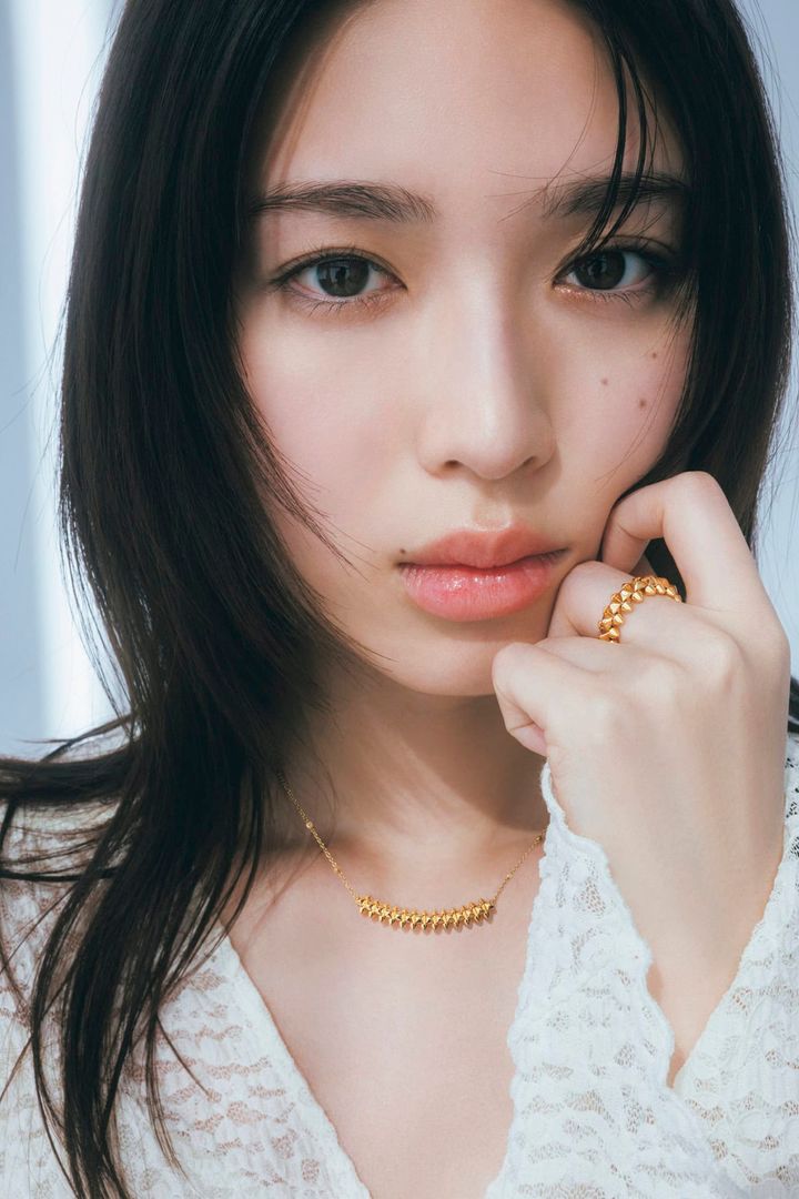 「クラッシュ ドゥ カルティエ」のジュエリーを身に着けた白石聖さん。