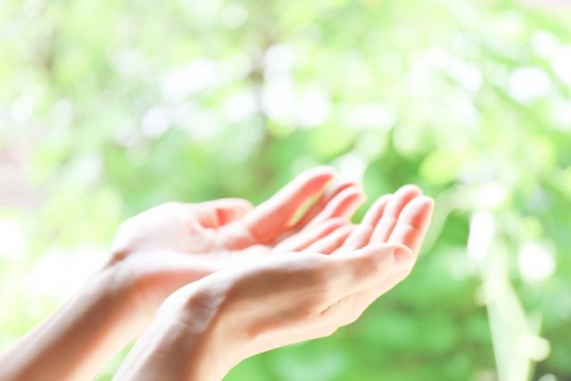 両手を合わせる