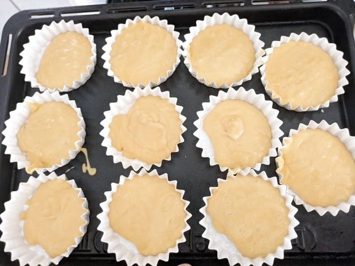 材料を混ぜて焼き型に入れる。