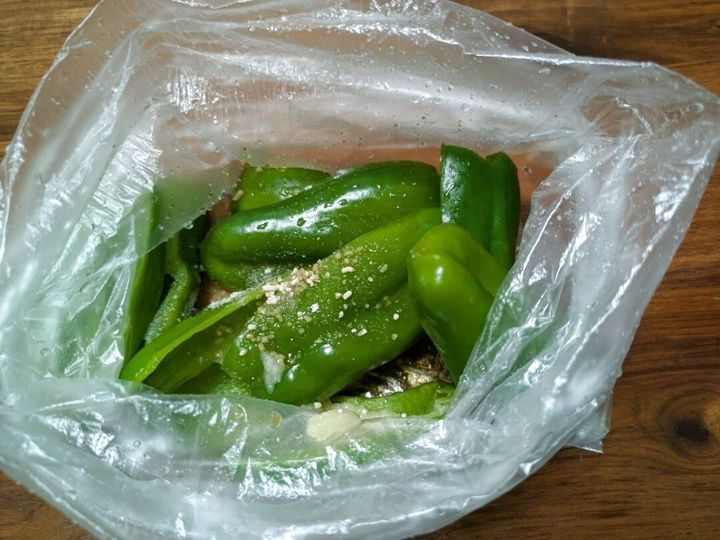 ピーマン半分切り、種を取り、調味料と袋に入れる