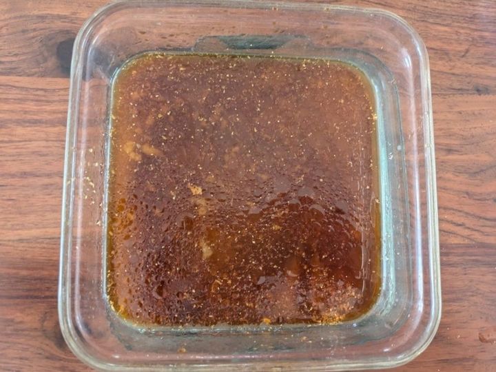 調味料を混ぜて漬けだれを作る。