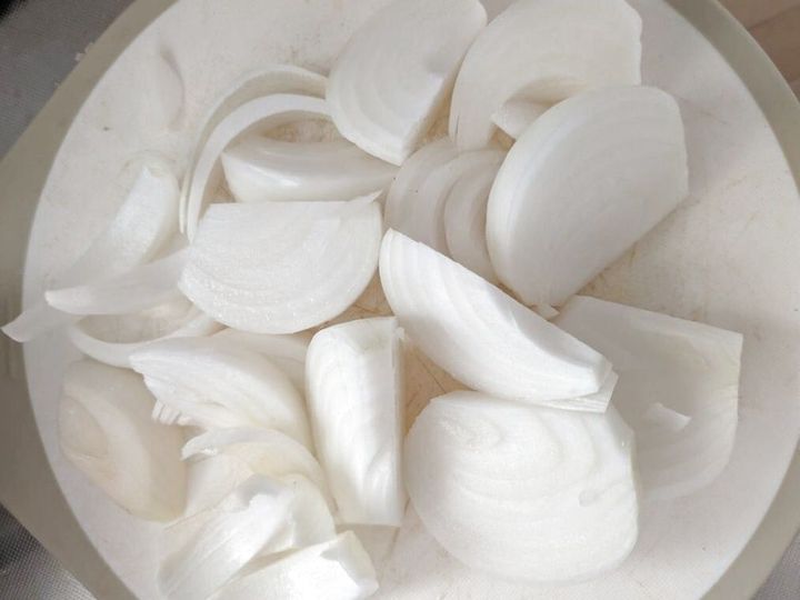 新玉ねぎを、くし切りにします。