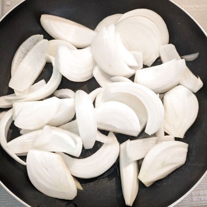 熱したフライパンにごま油・新玉ねぎを入れて炒めます。