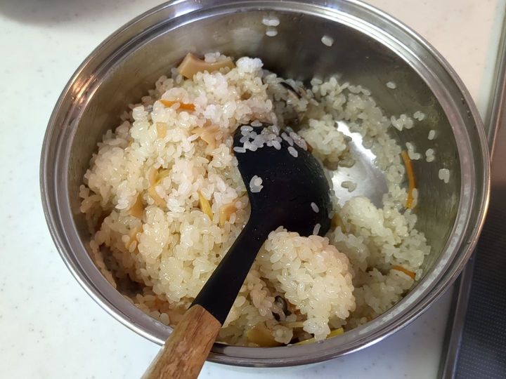 途中で具と煮汁を混ぜ込みます