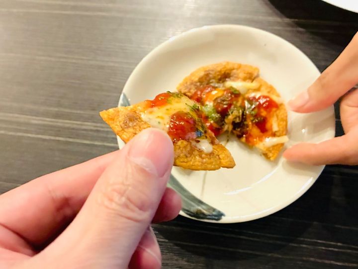 茶色い、柔らかい…ピ、ピザ！？醤油風味！？「ふふふ、この生地は…」