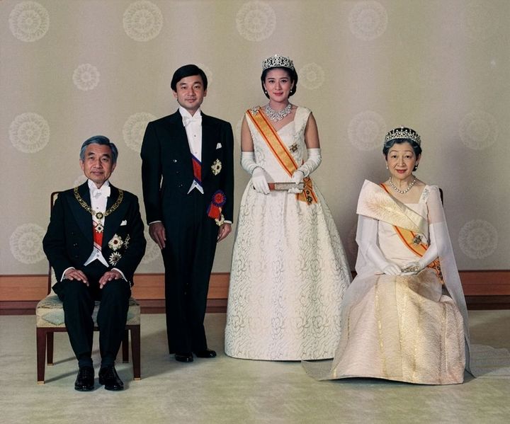 「朝見の儀」の後、天皇陛下、皇后陛下とともに記念撮影を行う皇太子殿下と皇太子妃雅子さま（当時／1993年6月9日撮影