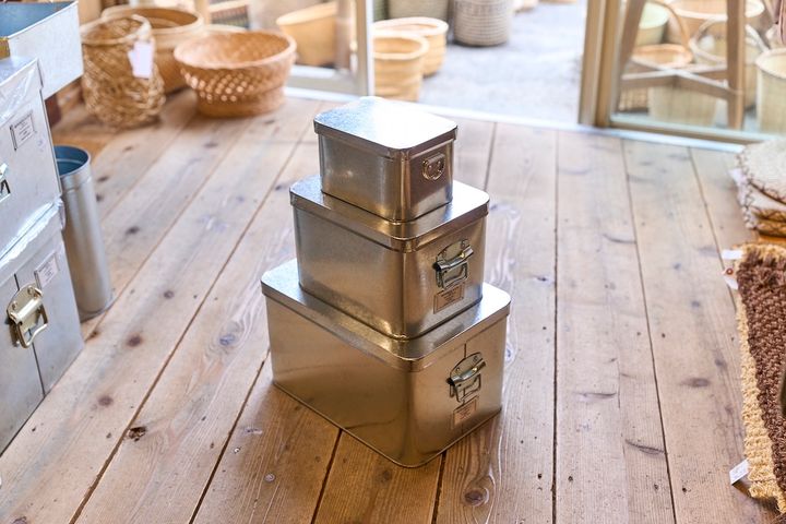 「トタン米びつ2kg」5500円（上）、「トタン米びつ7kg」6600円（中）、「トタン米びつ15kg」1万450円（下）