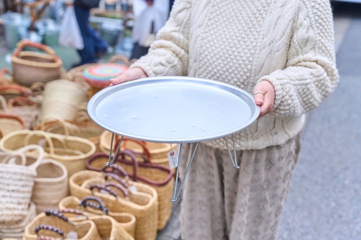 「アルマイトちゃぶ台」5500円。縁付きでコップを倒してもこぼれにくく、子ども用としても人気