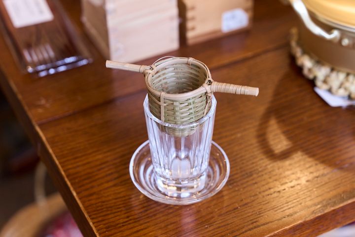 「竹茶こし」1200円（上）、「厚口グラス」大 2310円（中）、「受け皿」1540円（下）