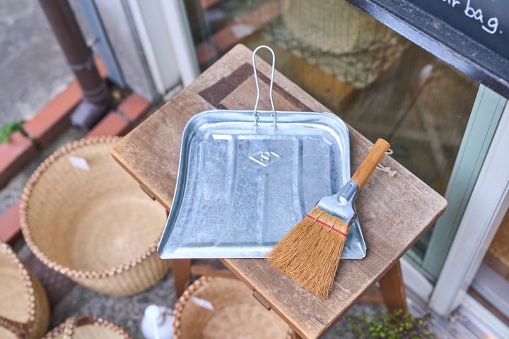 「パーム荒神ぼうき」990円（右）、「トタン文化ちりとり」770円（左）