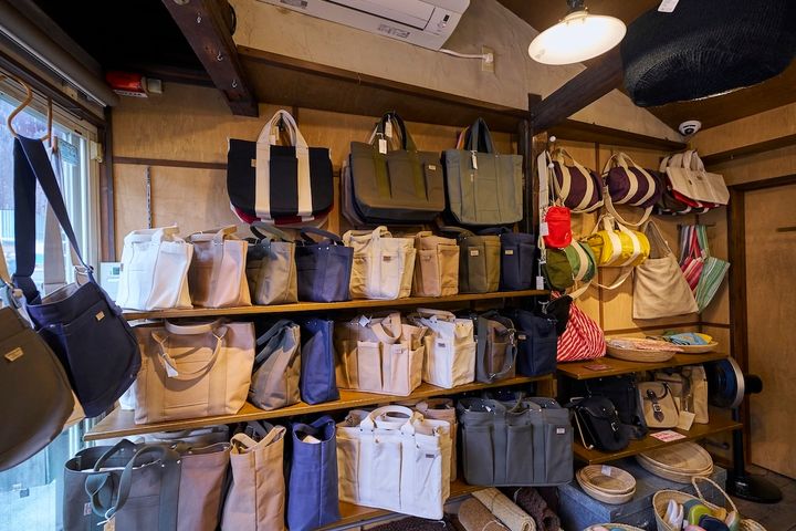 「松野屋」オリジナルの帆布バッグが店内に並ぶ