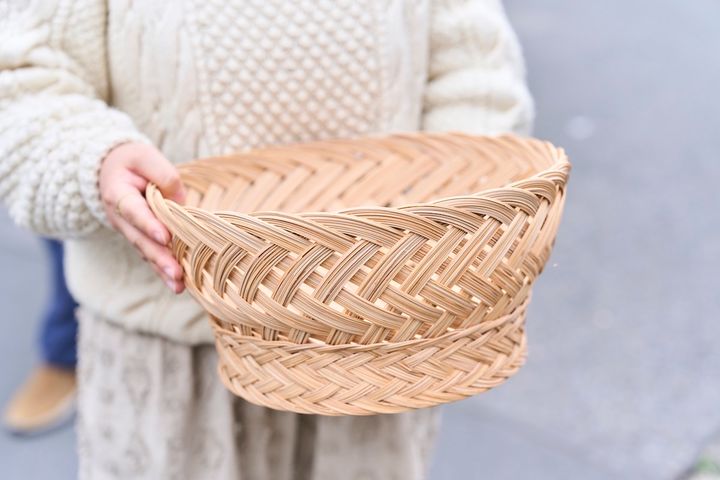 タイ製の「ニッパヤシラウンドバスケット」Lサイズ 9900円。アジアは荒物雑貨の宝庫だとか