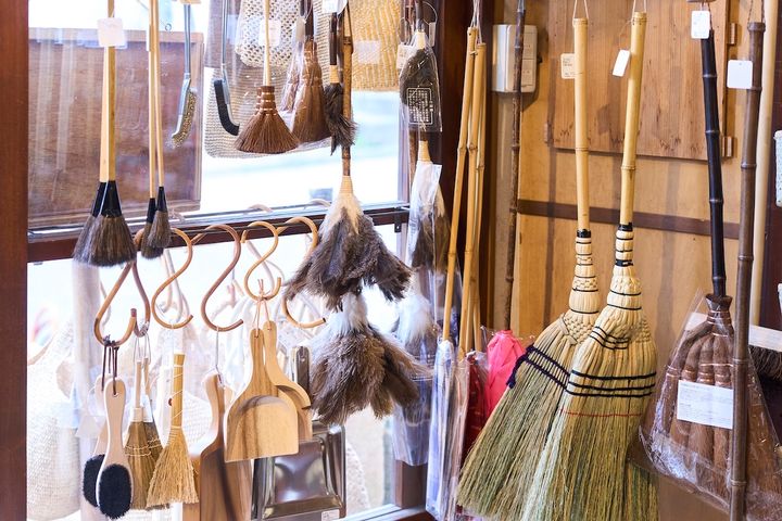 店内に並ぶほうきなどの掃除道具