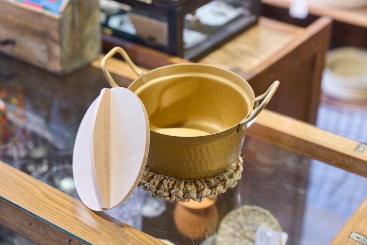 「ふるさと鍋」16cm 2970円（上）、「ワラ釜敷き」小 2640円（下）