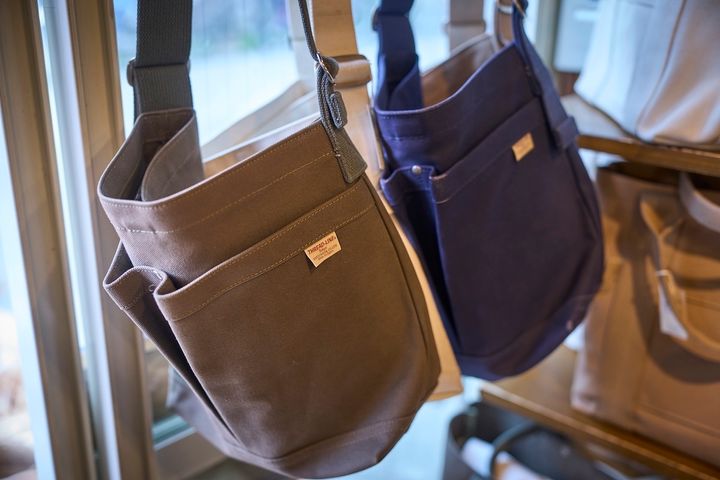 「THREAD-LINE」（スレッド・ライン）というタグ付きのバッグは「松野屋」オリジナル