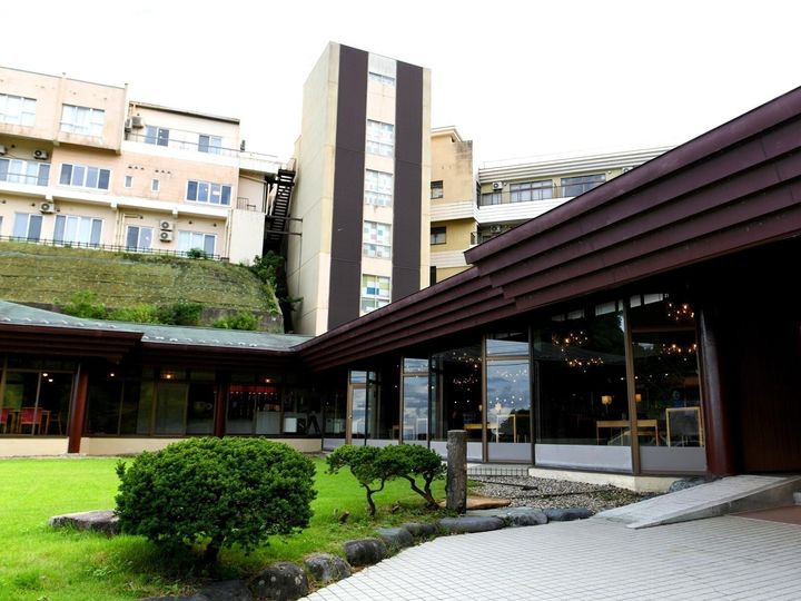 All About ニュース編集部が全国250人を対象に実施した「温泉地」に関するアンケートの調査結果から、グルメも楽しめると思う「富山県の温泉地」ランキングを発表！ 2位「氷見温泉郷」を抑えた1位は？