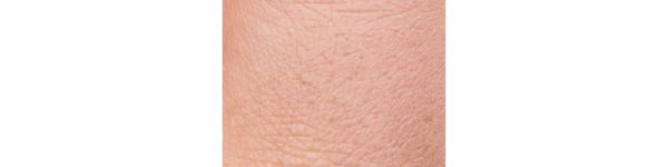 潤い感あるセミマットで毛穴をさりげなくブラー