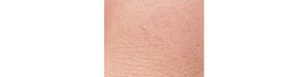 みずみずしいツヤの塗膜が肌表面をなめらかに