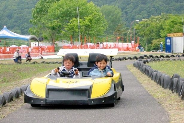 ゴーカートやバッテリーカーも楽しめる「ファミリーランドみかさ遊園」 画像提供：三笠市