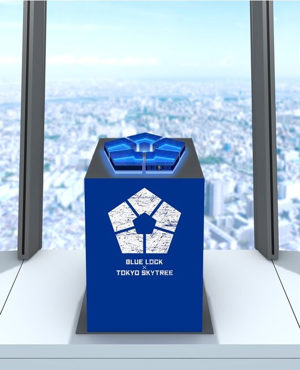 フロア450フォトスポット。「BLUE LOCK×TOKYO SKYTREE」コラボロゴの青いキューブ型オブジェ