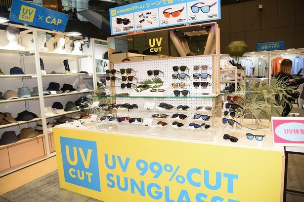 サングラスや帽子、日傘、靴などの展示ブース 撮影：ソムタム田井