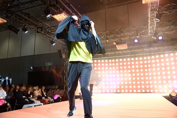 真夏の灼熱環境をイメージしたファッションショー 撮影：ソムタム田井