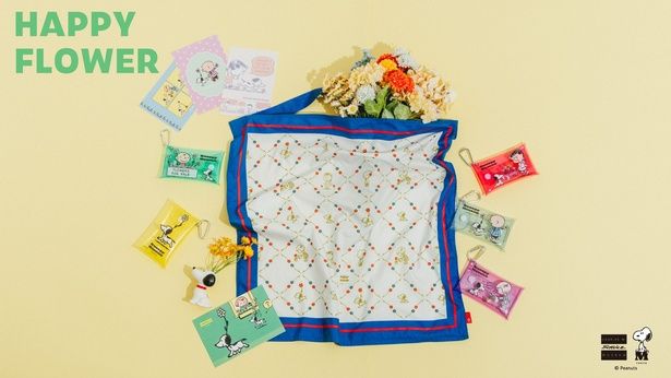 「ハッピー・フラワー」期間中に登場する新作グッズ。スカーフトートバッグやクリアマルチケース、ポストカードなど春らしいアイテムがずらり