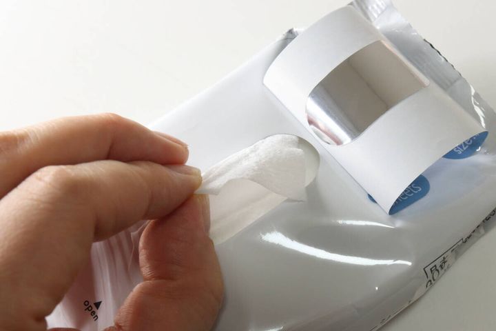 ダイソー ＆．メイクブラシクリーナーシート（30枚） 取り出し