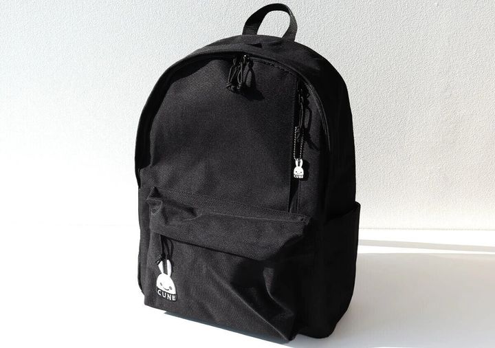 CUNE×smartのうさぎワッペン付き黒バックパックの単体写真