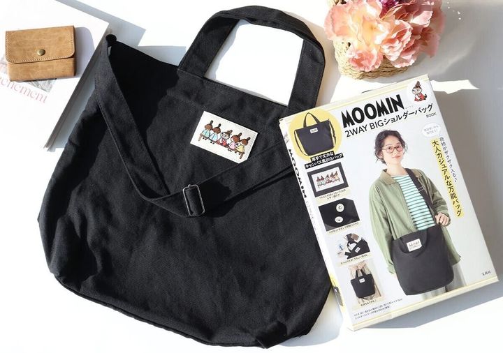 MOOMINの2WAY BIGショルダーバッグと雑誌の表紙の集合写真