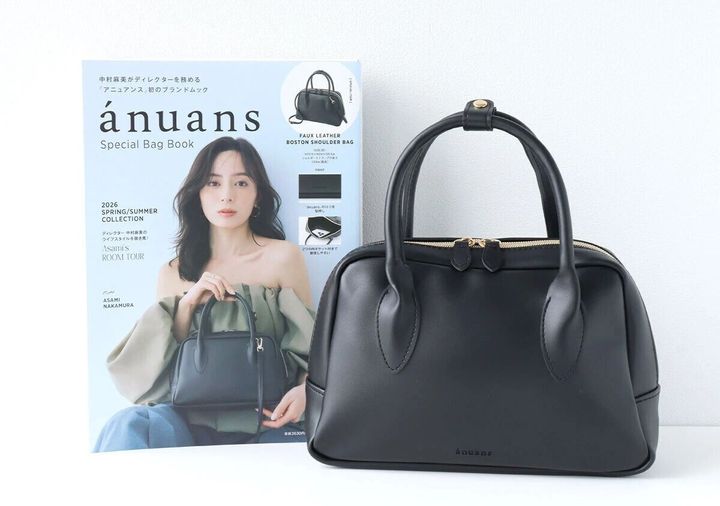 ánuansのレザー調黒ボストンショルダーバッグと雑誌の表紙の集合写真