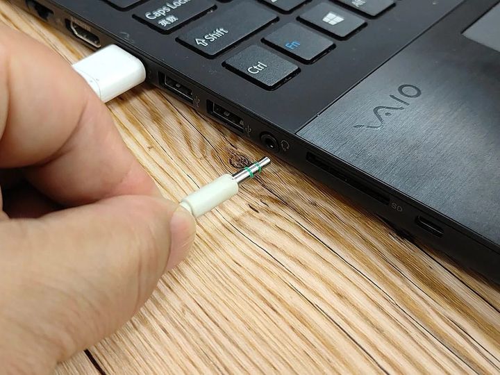 イヤホンとスピーカーを抜き差しせずに切り替える