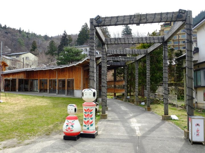 宮城県の鳴子温泉郷は、鳴子・東鳴子・川渡・中山平・鬼首の5つの温泉地からなる東北屈指の湯治場です。日本に存在する11種類の泉質のうち9種類が集まり、源泉数は370本を超えます。紅葉の名所、伝統工芸のこけしなど、五感で温泉文化を堪能できる名湯です。