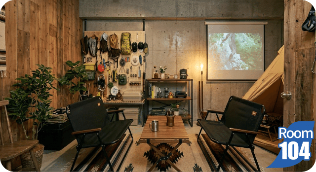 アウトドアグッズが壁に掛けられたナチュラルテイストな104号室の部屋