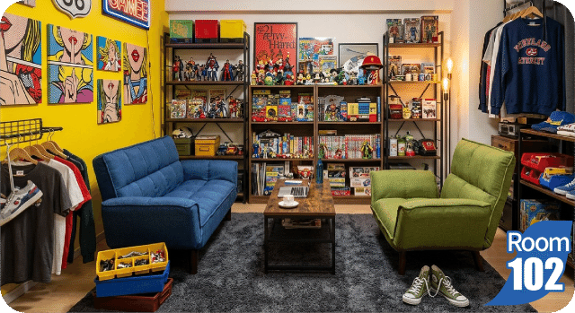 フィギュアや趣味グッズに囲まれた102号室の部屋