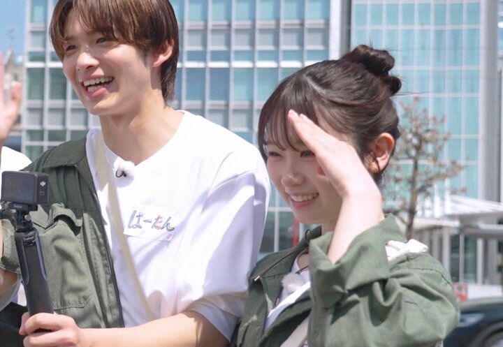 SNSで大人気の美男美女高校生カップルにJKたちが大興奮