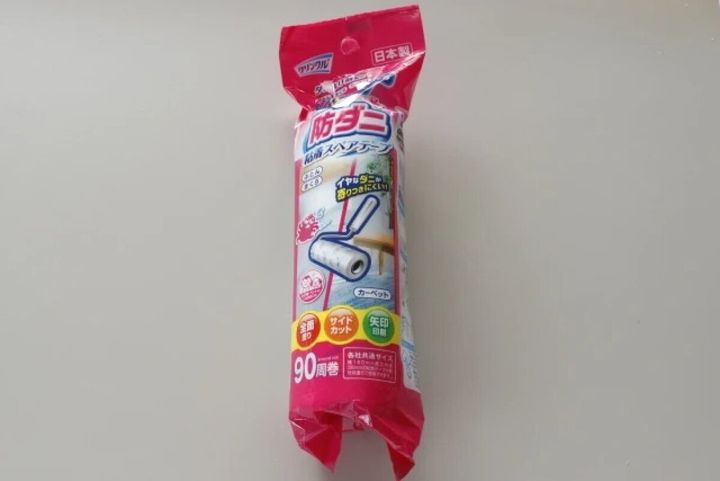ダイソーの粘着スペアテープ 90周 防ダニのパッケージ