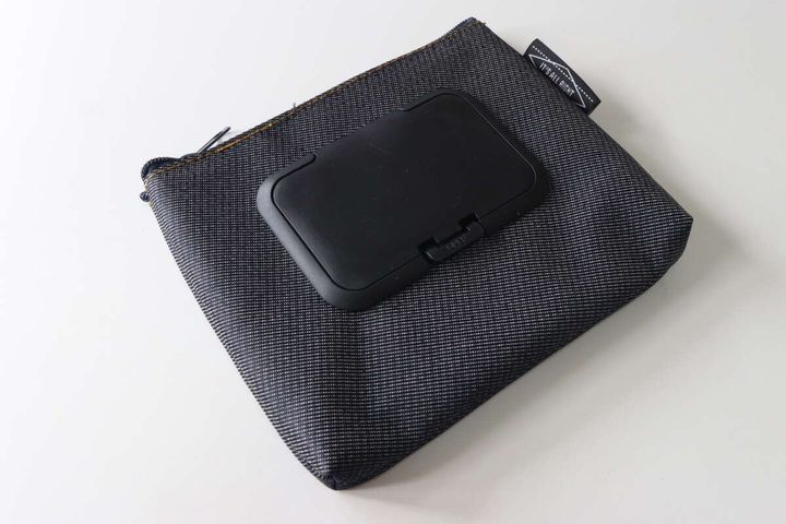 ダイソーのウェットティッシュも持ち運べるメイクポーチのビジュアル