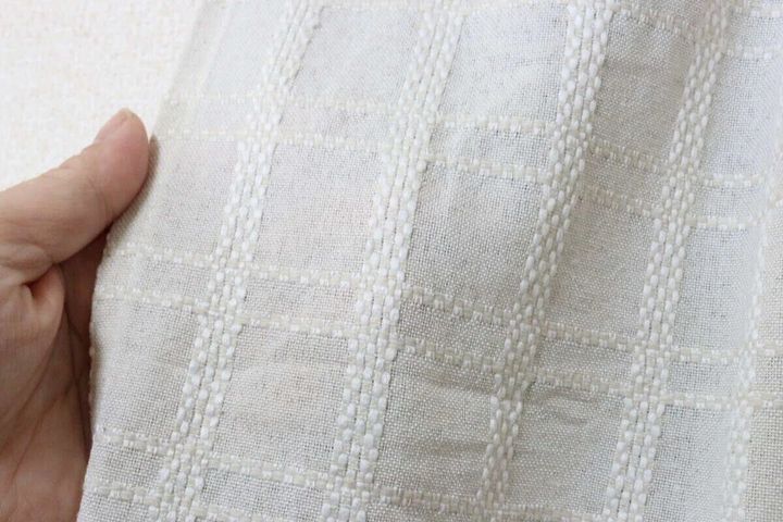 ダイソーのナチュラルドビーカーテンはインド綿混のチェック柄