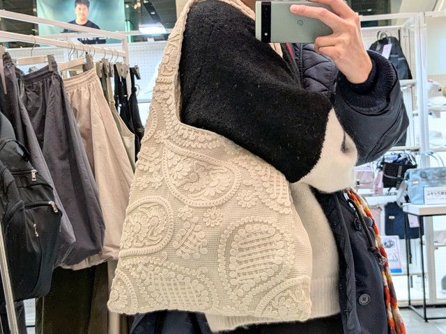 白のグラフィティ・トートバッグ