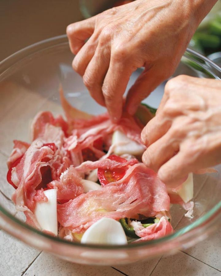 （a）野菜と豚肉は3回に分けて交互に重ねる。豚肉は1枚ずつ広げてのせて。