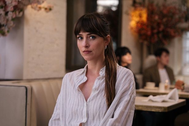 【写真を見る】敏腕マッチメーカー、ルーシーのプロフェッショナルな姿を切り取った場面写真が公開！ Copyright 2025 [c] Adore Rights LLC. All Rights Reserved