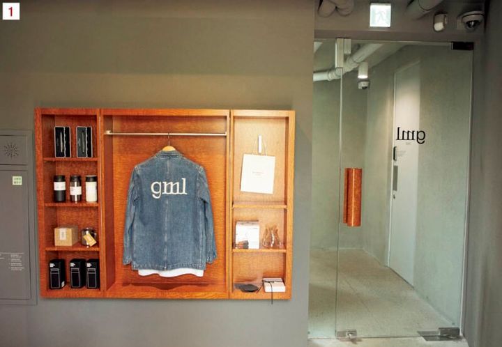 1.グレーとウッドのコンビがモダンな内装。オリジナルグッズもお洒落。