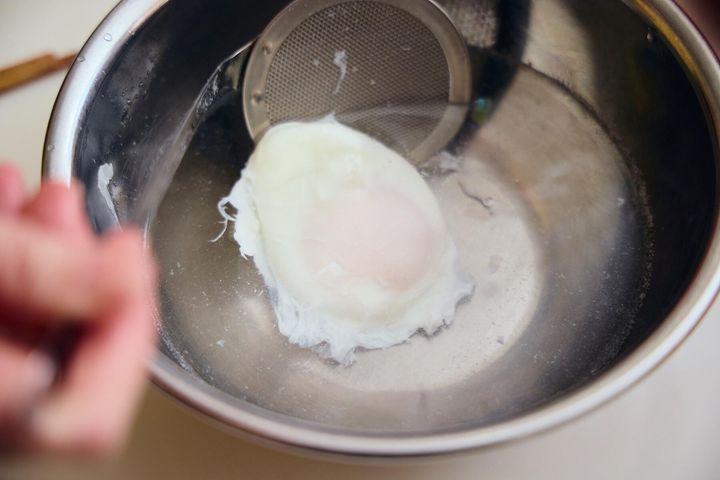 ポーチドエッグをつくる④