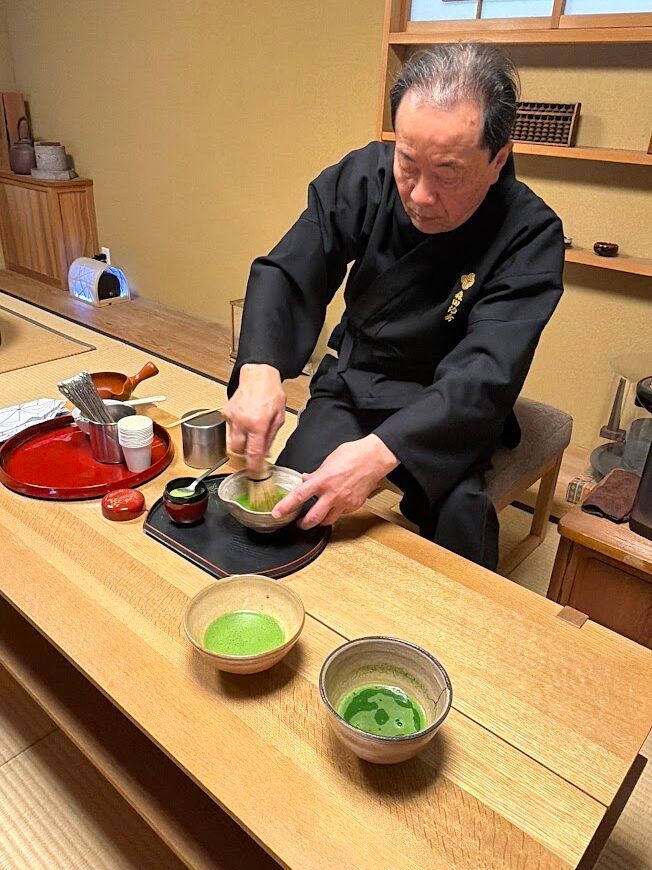 茶師さん流のお抹茶の点て方をご披露中