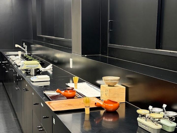 各地から集まる茶葉の品質、香り、味を審査・選別を行う