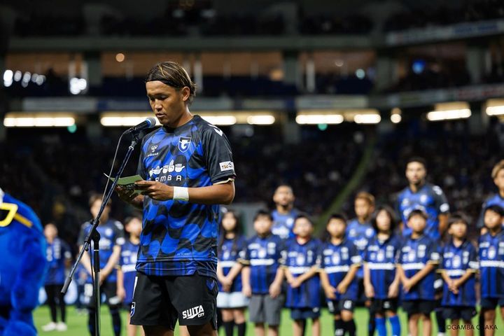 画像2: 『子どもたちの笑顔に』 hummel、ガンバ大阪とともに「手話シャツ」寄付で聴覚障がい者支援！