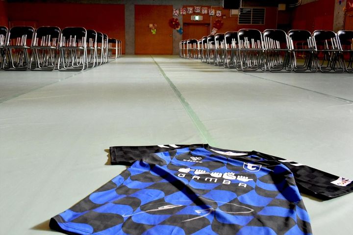 画像6: 『子どもたちの笑顔に』 hummel、ガンバ大阪とともに「手話シャツ」寄付で聴覚障がい者支援！